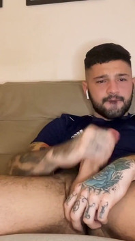 Masturbándome y lamiendo mi propio semen después del gimnasio