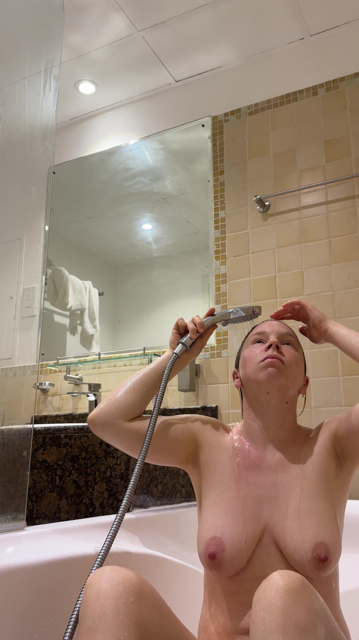 SweetLucy96: Divertimento nella vasca dell'hotel