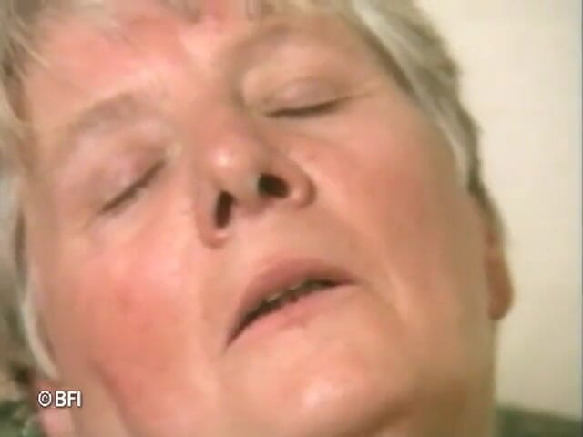 Nasty matures and dirty grannies club: Oma geniet van haar harige kut