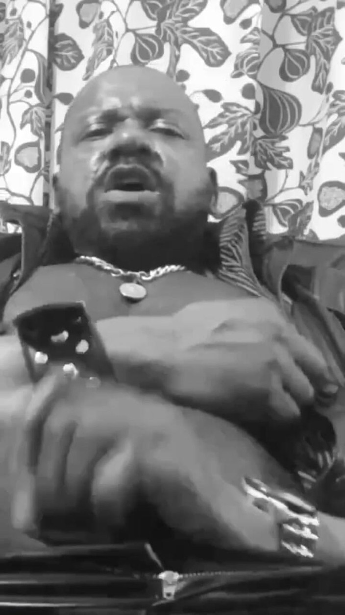 Black smoking muscle stepdad: Cơ bắp da hút thuốc rung đồ chơi một mình phiên