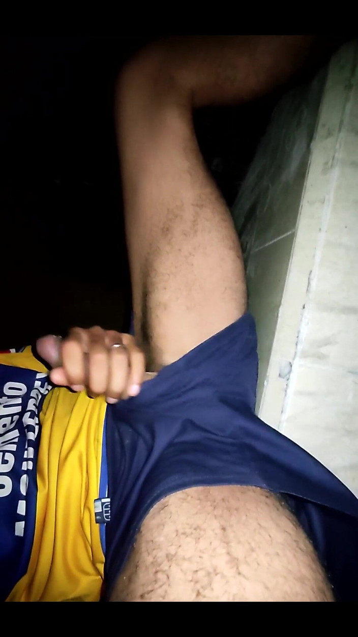 AlexAlejandro13: Masturbuje ve dveřích mého domu