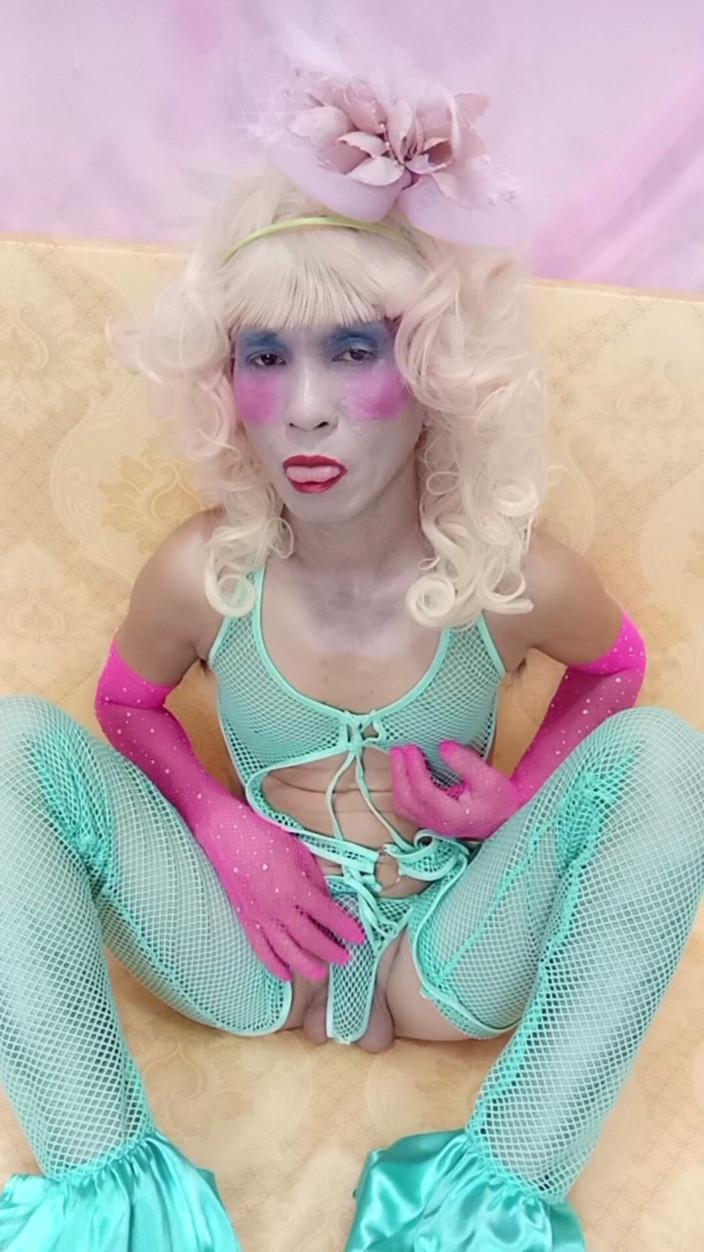 nguyen dang thien tri: Oanh Le Transgender Wearing Sexy Clothes Porn Playing with an...