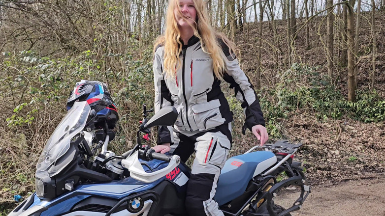 Bikergirl_97: मेरी बाइक पर पहला वीडियो
