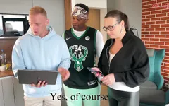 O jee! Ik heb eindelijk de grote zwarte lul geprobeerd! Een mooie stiefmoeder in een leren broek wordt hard geneukt door twee buitenlandse studenten!