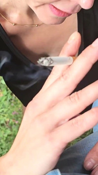 Kouření a škádlení jeho ptáka pod džínami