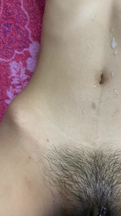 Riya mickey: Adik tiriku suka banget nyepong kontol dan ngentot pantat bahenolku...
