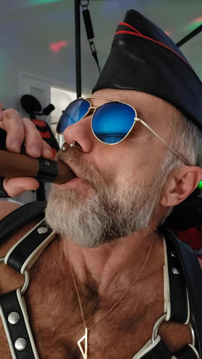 MusclesCigarsFFPig: Pappa tänder sin gar