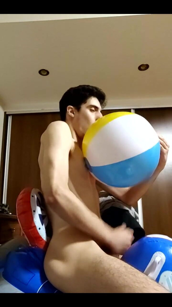 Floatie Boy: Verticale Vid - veel opblaasbare rubberboten opgeblazen terwijl je je in...