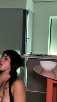 Mic dejun cu multă pipi, sex intens, sex pe față și un tratament facial grozav!
