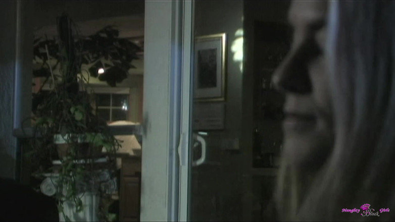 Naughty Black Girls: 一个非常有吸引力的黑发女郎以后入式操一个饥渴的家伙，并被颜射。