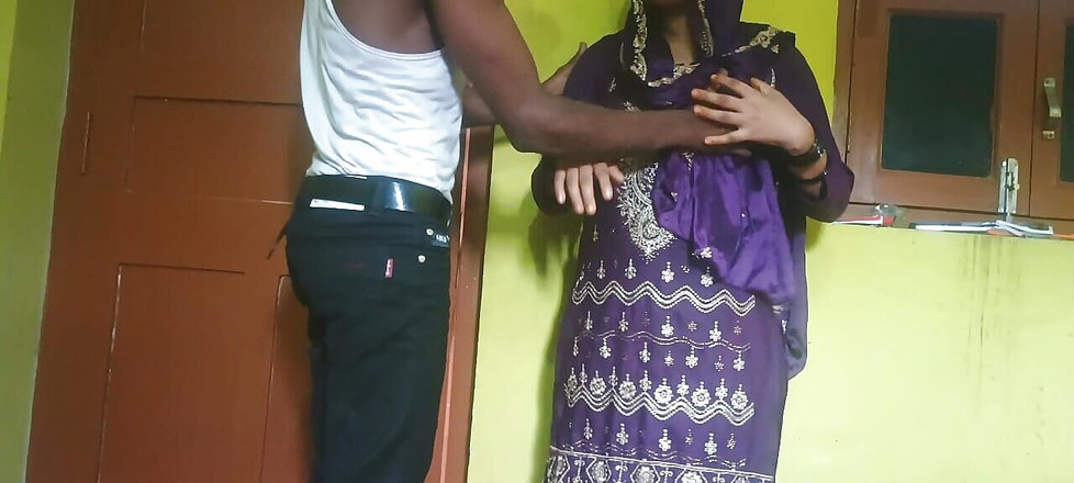 Sunita kr: Được gọi trong phòng của chị kế Ấn Độ và