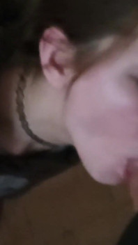 Cum äta amatör MILF slampa suger stor kuk på knäna