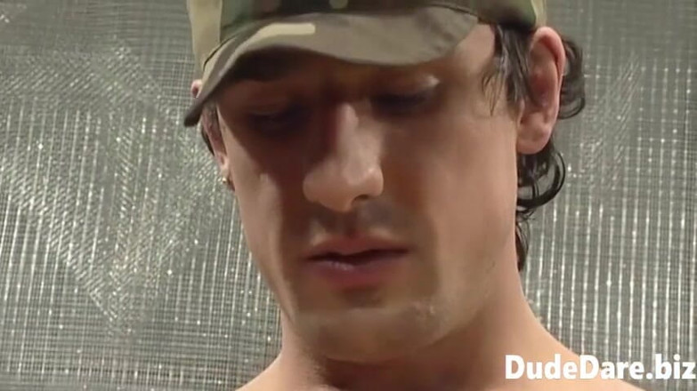 DudeDare: Des jumelles se font remplir la bouche et les trous...
