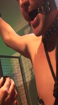 แม่น่าเย็ดลาเท็กซ์ครอบงําผู้ชายด้วยของเล่น