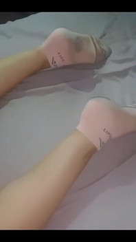 Medi zeigt ihre füße in kurzen socken und ihren schwanz