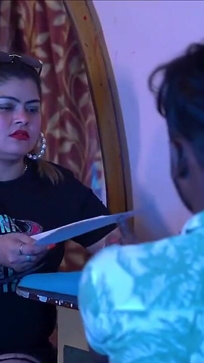 Indian Sex Movies: 印度白人女孩第一次与黑人年轻老板发生性关系!indian Office Sex