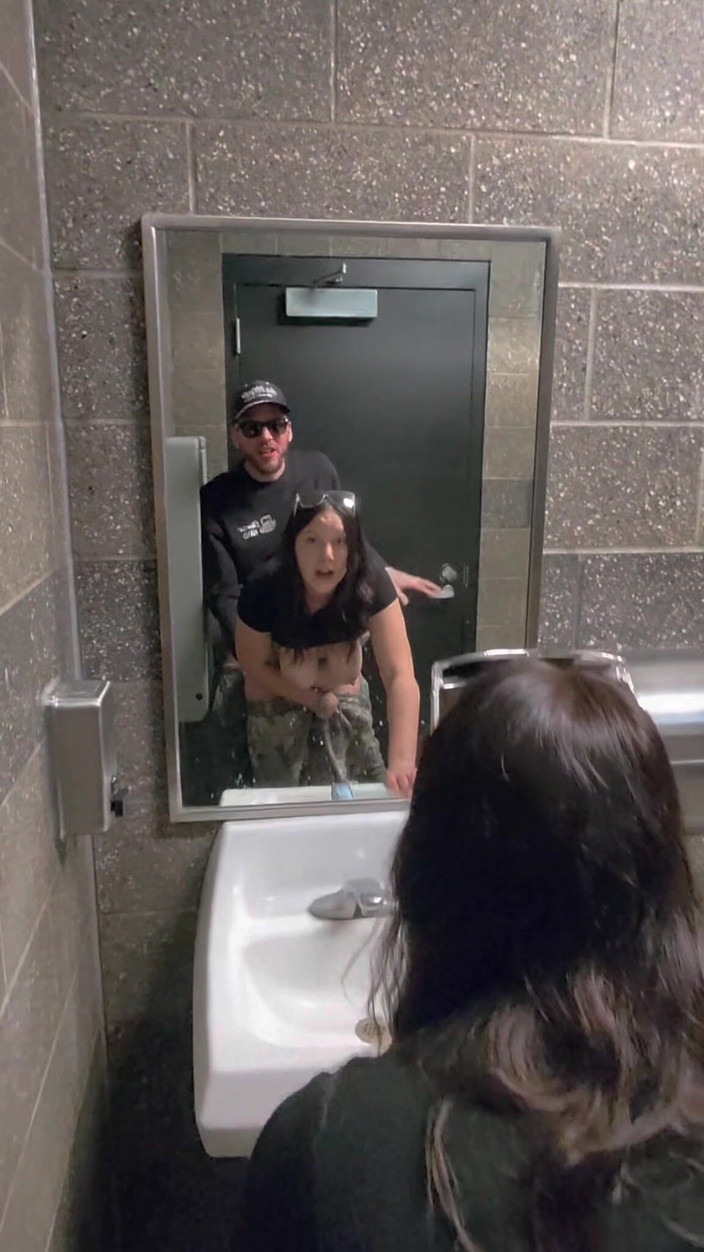 Mya Lane: Une femme mariée se faufile dans les toilettes de la...