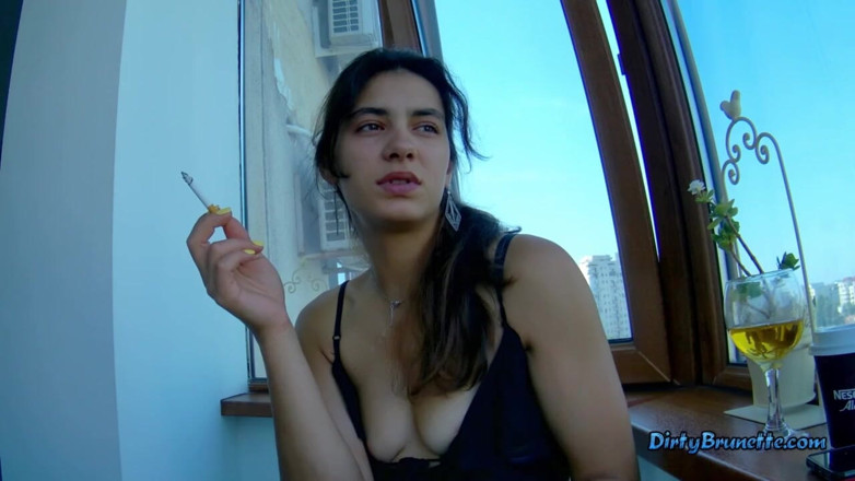 Dirty Brunette: 113 minutos de morena alta y cachonda chupando y follando...