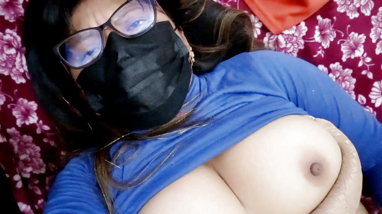 Martin13: 甜美的丰满表演她的第一个场景，试图成为一个自制的色情女演员