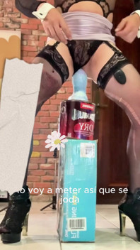 Super heiße Transe Benito414 reitet einen riesigen blauen dildo