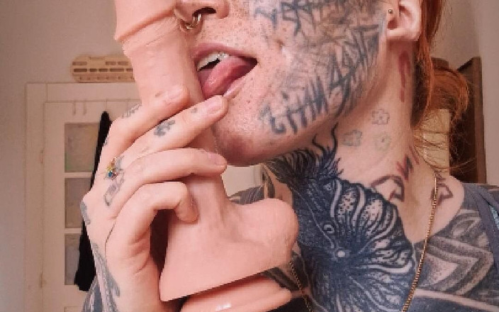 BaleaTheScarleg: リアルなディルドでのフェラチオ