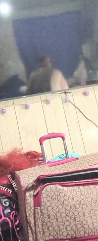 Acariciando esse cu com seu brinquedo pervertido enquanto ela é assistida por seu boytoy
