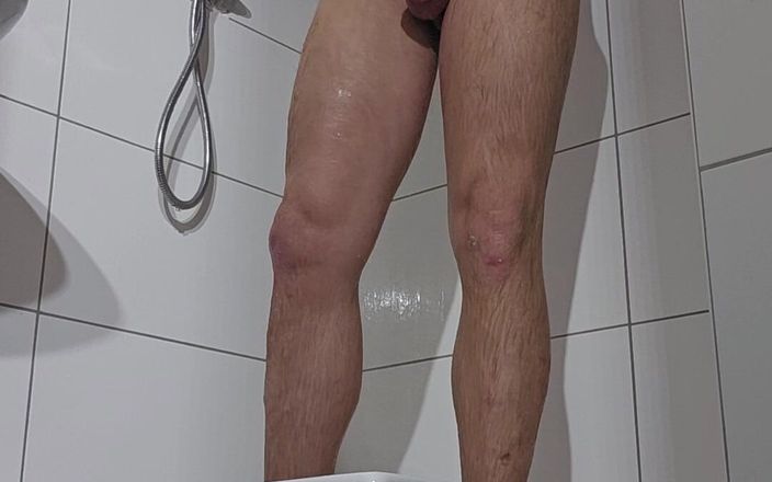 Chris_snoopy_91: Doccia nel cantiere parte 3: pisciare, masturbarsi e doccia