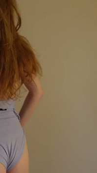 Süße Rothaarige Striptease