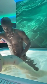 Accros à la grosse noire 114 - Clip de sauna de Lizzie Cherry
