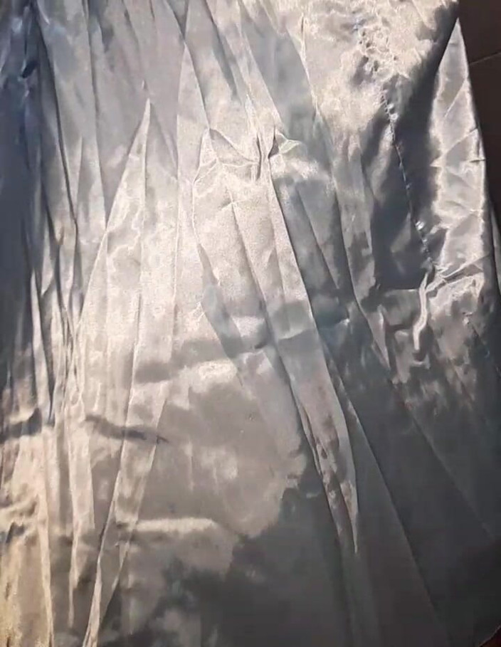 Naomisinka: Transvesthemd kommt in elegantem satinkugelkleid