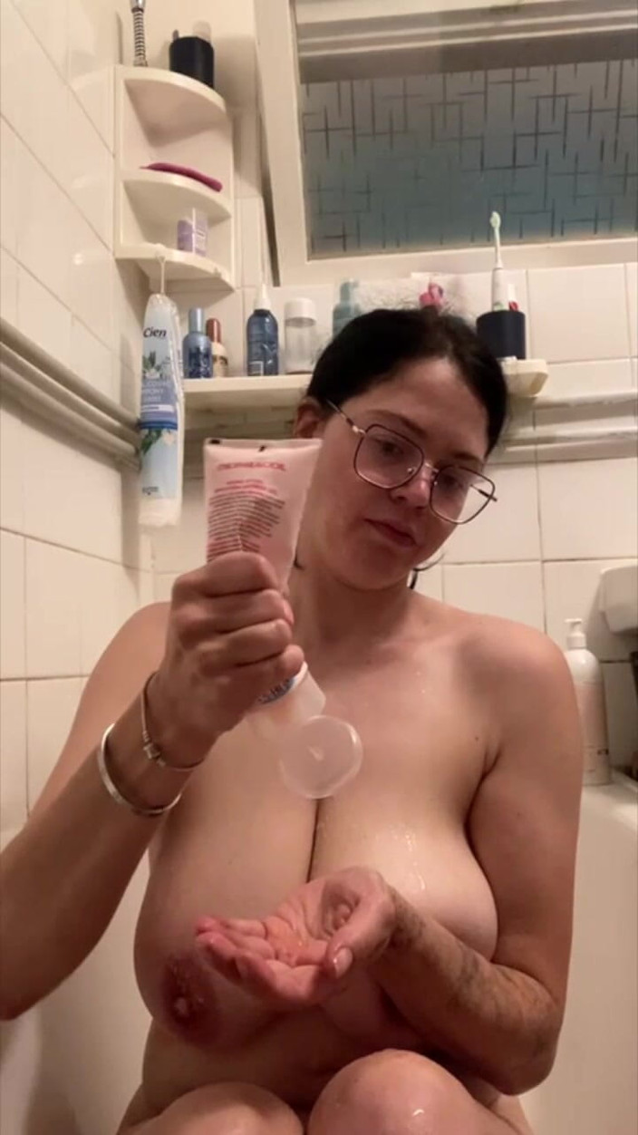 Shione Cooper: Lavando y rebotando mis enormes tetas en mi bañera de...