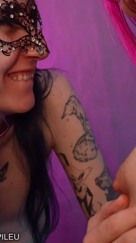 Pengalaman lesbian pertama yang berakhir dengan threesome biseksual