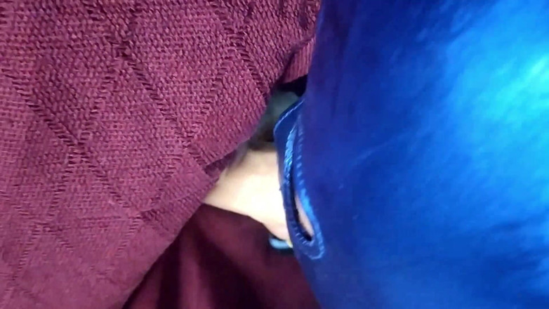 Sexsicouple: Ehefrau übt, drei schwänze im gloryhole zu lutschen