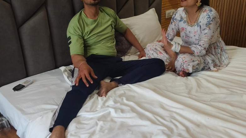 Hornycouple149: いたずらなサーラ・バビが処女のティーンに性交を教え、デヴァーは彼女をファックしました