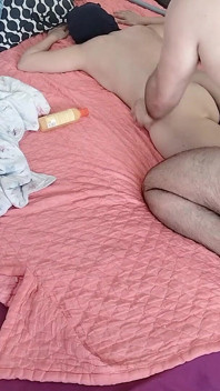 Massagem Sensual De Um Casal Sexy Com Óleo No Corpo.