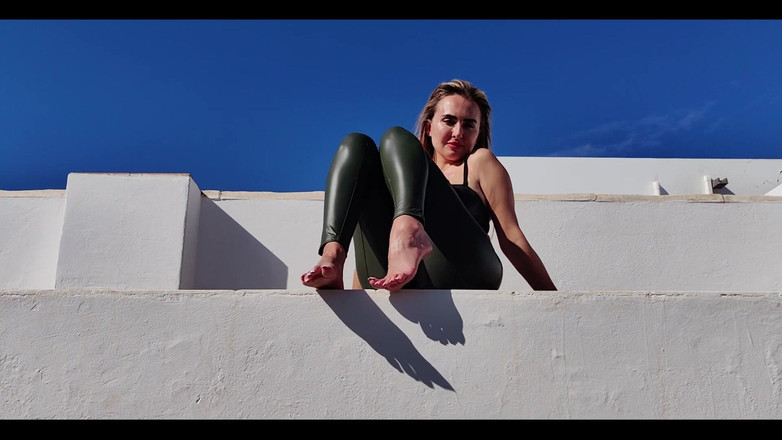Goddess Lena: Une maîtresse MILF montre ses pieds dehors