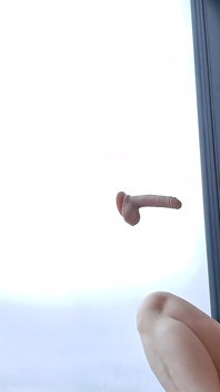 Gioco con un toy - dildo alla finestra - pompino