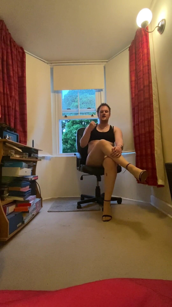 Ava Maxwell: Tan stockings में हिलाने के निर्देश 