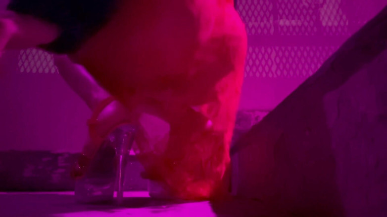 Artemisia Love: アルテミシアは屋外でハイヒールを履いたりタバコを吸ったりするのが大好きです