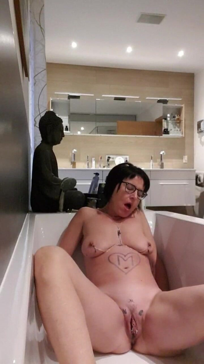 JulieEroticDress: Сквірт зі скляним ділдо