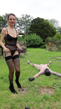 Marido esclavo azotado - esclavitud al aire libre