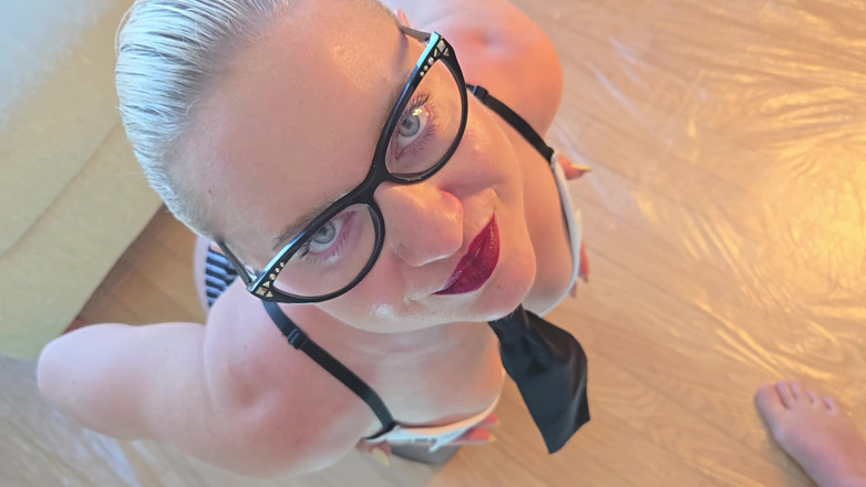 Flexble Hanna: Мастурбація в калюжі сечі зі сквіртом