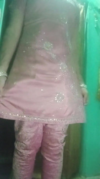 เกย์อินเดียนข้ามเพศภรรยา Gaurisissy ในชุด salwar kurta สีชมพู บีบหัวนมใหญ่