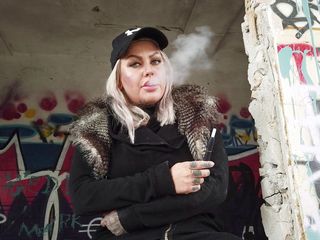 Fetish Videos By Alex: Blonďatá dáma kouří elektronickou cigaretu