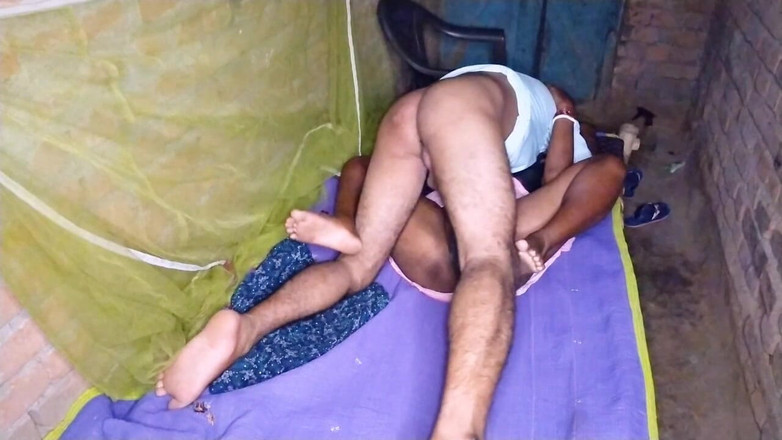 Pumi: देसी पति पत्नी रात के समय सेक्स करती है