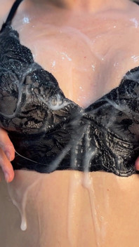 Saftige, natürliche Brüste, ganz im Sperma