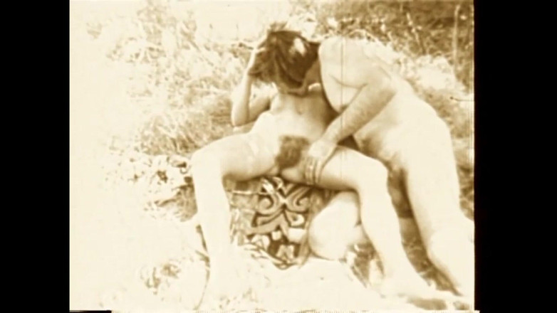 The Unforgettable: घास जलते हुए पत्ते पर