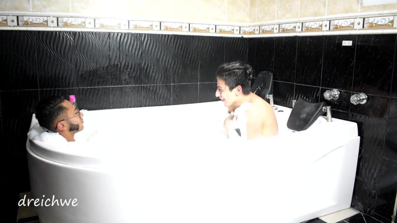 Dreichwe: Spelen in de jacuzzi