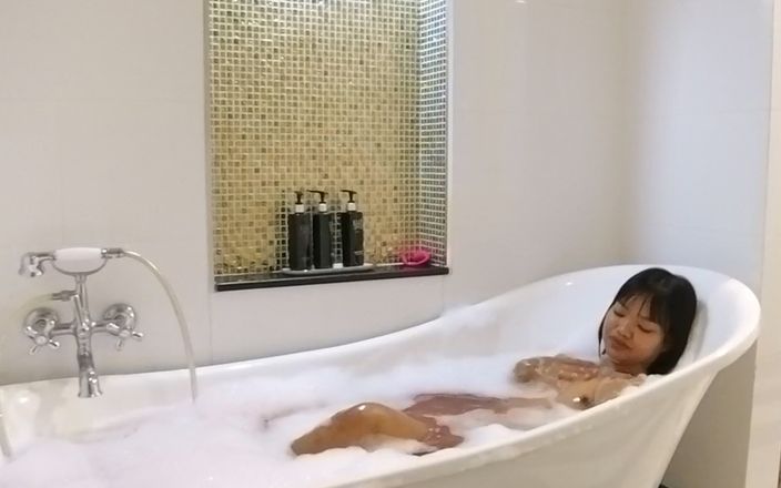 Abby Thai: L’heure du bain excitée dans une chambre de luxe