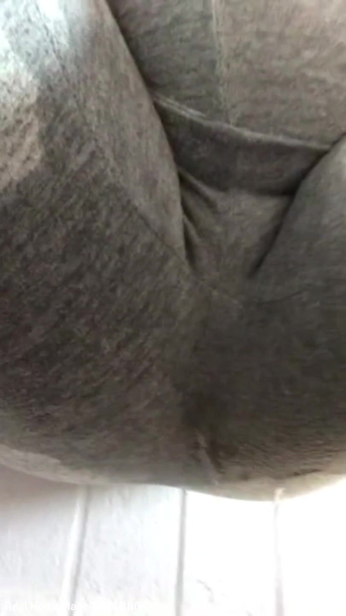 Super sexy ebony cuties: Sqauting Kencing Seluar Saya